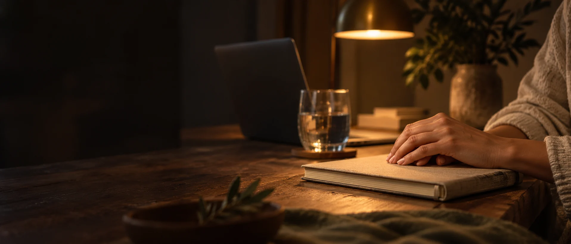 Cuaderno cerrado después de una sesión online